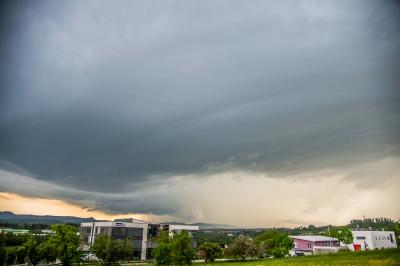 Landkreis Esslingen: Unwetterzelle sorgt fuer Feuerwehreinsaetze